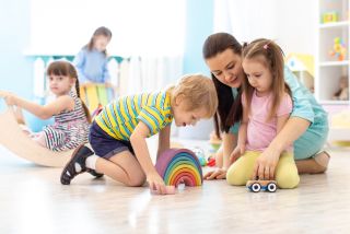 Bild von Erwachsenen und Kindern, die Spielen